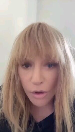 Aleksandr Shpak Instagram - На коленях сто,ть будут только рабы! И те кто путина выбрал.

Ранее Михайлов заявил, что «уехавшие артисты будут на коленях перед россией стоять».