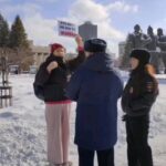 Aleksandr Shpak Instagram - В Новосибирске Дарья Горбылева с маленькой дочкой вышла на пикет в память о Навальном с плакатом "Его нет, но мы-то живы". Полиция её вместе с ребёнком увезла в участок, где на Дарью составили протокол за демонстрацию экстремистской символики. Проявившие рвение и "профессионализм" полицейские вполне могли бы оказаться более полезными на путинской невойне. Но им сподручнее задерживать молодых женщин с детьми, на это ведь много отваги, да и ума не надо.