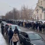 Aleksandr Shpak Instagram - Очередь желающих попрощаться с Алексеем Навальным растянулась уже на полтора километра.