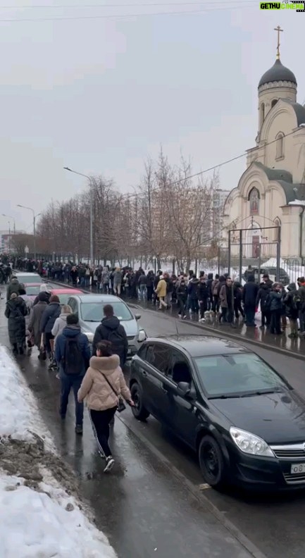Aleksandr Shpak Instagram - Очередь желающих попрощаться с Алексеем Навальным растянулась уже на полтора километра.