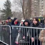 Aleksandr Shpak Instagram - За три часа до начала церемонии отпевания Алексея Навального у храма «Утоли моя печали» большая очередь. На самой территории храма много полицейских. Уверен, людей придет очень много