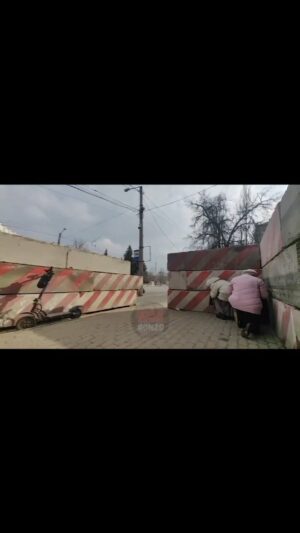 Aleksandr Shpak Instagram - Жители Белгорода прячутся за бетонным укрытием от обломков. Интересно радуются, что путин снова президент? )))))