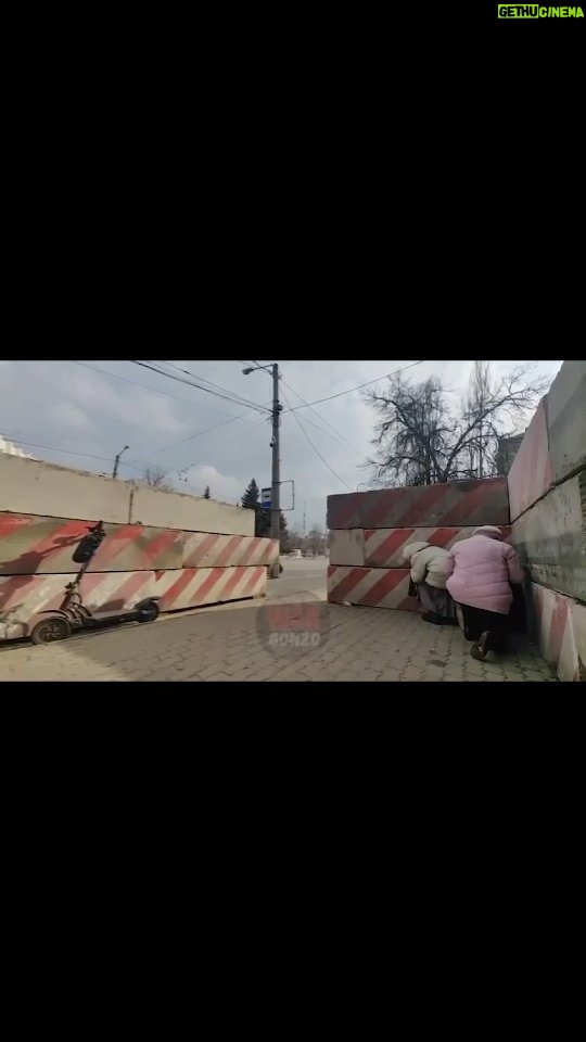 Aleksandr Shpak Instagram - Жители Белгорода прячутся за бетонным укрытием от обломков. Интересно радуются, что путин снова президент? )))))