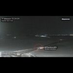 Aleksandr Shpak Instagram - Спустя три дня после объявления о смерти Алексея Навального родные не могут найти и забрать его тело Тело российского оппозиционера, вероятно, перевезли в Салехард перед приездом его матери в колонию. Журналисты изучили записи с камер наблюдения на переправе между Лабытнанги и Салехардом — это единственный маршрут через Обь, по которому можно попасть туда из колонии 3 в Харпе В ночь на 17 февраля, накануне прилёта матери и адвоката Навального, на запись попал кортеж из четырех автомобилей, в том числе — машины ФСИН. «Медиазона» предполагает, что тело перевозил именно он. «‎Обнаруженная нами видеозапись подтверждает, что тело Навального намеренно спрятали от его родных»‎, — пишет издание. Команда Навального сообщала, что адвокат и мать политика вылетели в Салехард в ночь на 17 февраля, и приехали к колонии в 11 утра. Они прождали там два часа, а затем сотрудник ФСИН заявил, что тело уже находится в морге в Салехарде. Но там им сказали, что у них тела политика нет.