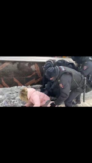 Aleksandr Shpak Instagram - Полиция у стены скорби в Москве оттесняет и задерживает тех, кто пришел возложить цветы в память о Навальном

Диктатор не терпит чтобы кто-то посмел высказать сожаление об устроенном им, система пресекает любые попытки инакомыслия, сотни героев идут с цветами, остальные наблюдают в тихом и немом ужасе, теперь могут закрыть и убить, любого..