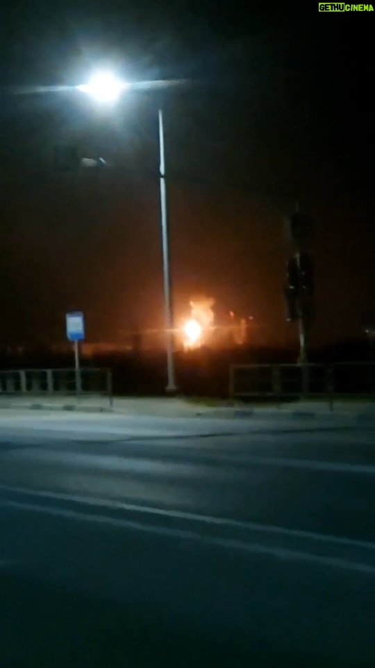 Aleksandr Shpak Instagram - Цієї ночі росія знову палала 🔥 Ввідбувся наліт 35 БПЛА на Краснодарський край, Московську, Ярославську, Калузьку, Бєлгородську, Ростовську, Орловську, Курську області. Где шойгу, где ПВО??? Где аналогов нет и вы дальше выбираете путина? Славянский нефтеперерабатывающий завод в Краснодарском крае подвергся атаке БПЛА. Это пятый удар по НПЗ за неделю