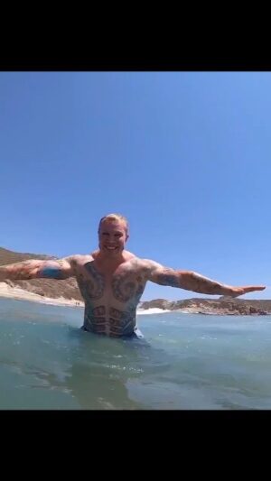 Aleksandr Shpak Instagram - С праздником и всем доброго раночку