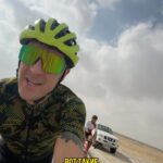 Aleksandr Tarasov Instagram - 50 км по пустыне на шоссейнике были полны приключений: сначала очень сильный встречный ветер, потом несколько раз ушедшая под воду трасса!😅 В любом случае всем советую, очень классный маршрут! Bicycle Rally UAE