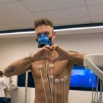 Aleksandr Tarasov Instagram - До начала второго сезона MFL остается меньше недели!😁 Спасибо @clinic_luzhniki за качественное медицинское обследование для наших игроков, я первый раз проходил УМО и бег в маске - это что-то новенькое, шел на рекорд, но легкий кашель подпортил статистику, зато @tarasov23 как всегда показал уровень, пусть и на велосипеде!😅⚽️ #РодинаМедиа