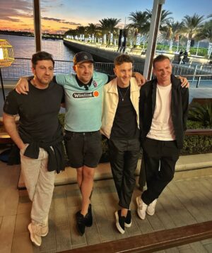 Aleksandr Tarasov Instagram - Приветствуем команду Василия Михалыча в медиалиге! На поле будем сражаться, в жизни друзья! ✊🏼⚽️ 
@bastaakanoggano