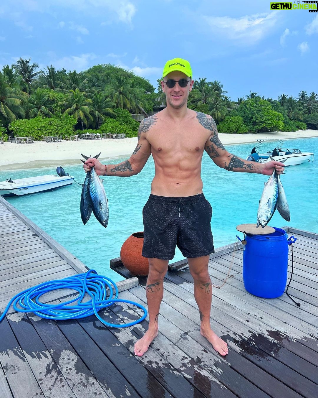 Aleksandr Tarasov Instagram - Рыбка клюет!! Накормил всю семью Мальдивским тунцом!🎣🍣 Soneva Fushi