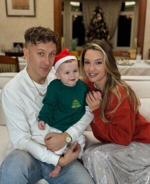 Aleksandr Tarasov Instagram - Год был не из легких, но прекрасный, потому что у нас появился наш сыночек — Ваня. Мы стали чемпионами везде, где можно 🏆 А те, с кем нам не по пути, откололись… Спасибо всем, кто рядом, спасибо всем, кого рядом нет! Всех с Новым Годом! Будьте здоровы и счастливы в 2024 году ❤️🎊🙏🏻