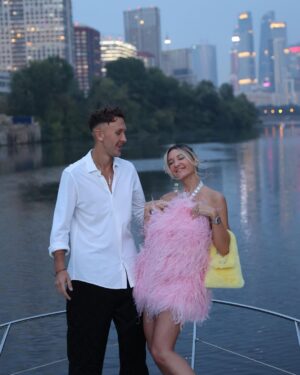 Aleksandr Tarasov Instagram - С днем рождения, моя принцесса! Все лично, на ушко, а фоточки для истории!❤️👑