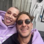 Aleksandr Tarasov Instagram - Помните трек «Саламандра», который мы с @miaboyka палили в феврале?🥲 Мне кажется сейчас самое подходящее время для релиза. Наши две предыдущие работы («Мама не в курсе» и «Лепесток») были долгое время в чартах и собрали 50 млн просмотров только на YouTube.🤯🔥 Как думаете Саламандра побьет наш рекорд? Выпускаем летом?🤗