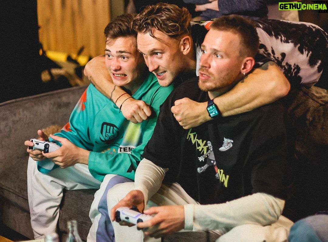 Aleksandr Tarasov Instagram - Лучшее трио ютуба! @volodya.xxl @miamioleg_official
