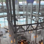 Aleksandr Tarasov Instagram - Мой первый семейный отдых за долгое время, где я 100% ЗОЖ: каждый день тренируюсь, чтобы быть в форме к следующему матчу лиги. Бегал босяком по песку вокруг Soneva Fushi, сейчас каждое утро 10 км на Soneva Jani в 30 градусную жару, очент интересно как это скажется на игре в Москве!✊🏼 Наконец-то попробовал кайт и у меня получилось 🪂! Всей семьей изучаем эко-фермы с переработкой пластика, стекла и дерева, приручаем кроликов, кур и крабов, которые гуляют, как хотят по острову и питаемся, как вегетарианцы свежайшими овощами из огорода @discoversoneva!💚 Best Time Ever!☺️