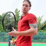 Aleksandr Tarasov Instagram - Мой первый семейный отдых за долгое время, где я 100% ЗОЖ: каждый день тренируюсь, чтобы быть в форме к следующему матчу лиги. Бегал босяком по песку вокруг Soneva Fushi, сейчас каждое утро 10 км на Soneva Jani в 30 градусную жару, очент интересно как это скажется на игре в Москве!✊🏼 Наконец-то попробовал кайт и у меня получилось 🪂! Всей семьей изучаем эко-фермы с переработкой пластика, стекла и дерева, приручаем кроликов, кур и крабов, которые гуляют, как хотят по острову и питаемся, как вегетарианцы свежайшими овощами из огорода @discoversoneva!💚 Best Time Ever!☺️