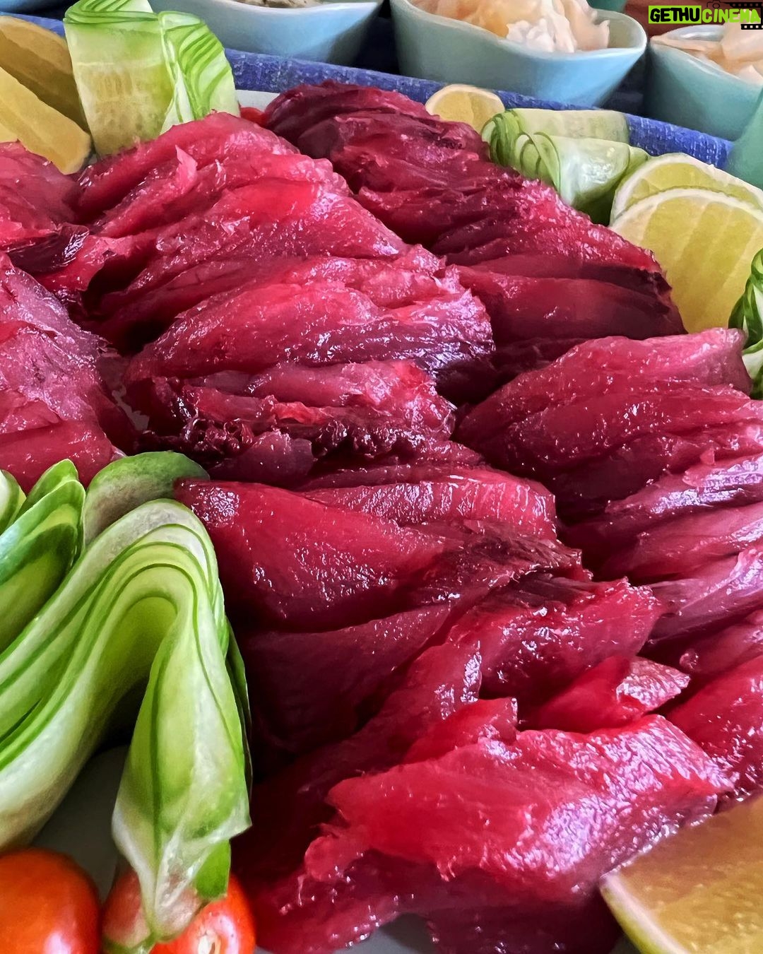 Aleksandr Tarasov Instagram - Рыбка клюет!! Накормил всю семью Мальдивским тунцом!🎣🍣 Soneva Fushi