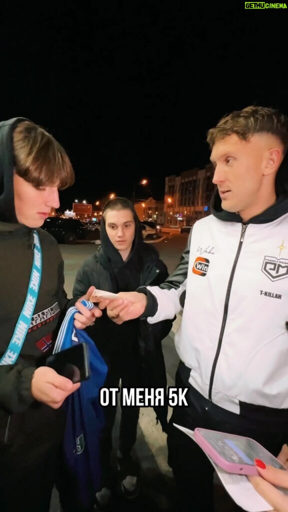 Aleksandr Tarasov Instagram - Саранск встретил очень тепло! Приятно было встретить болельщиков возле отеля, ждем вас на матче сегодня @rodina_media 🤍🖤