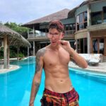 Aleksandr Tarasov Instagram - Укатил на сборы на Мальдивы!🤫 Не теряйте, скоро вернусь! Soneva Fushi