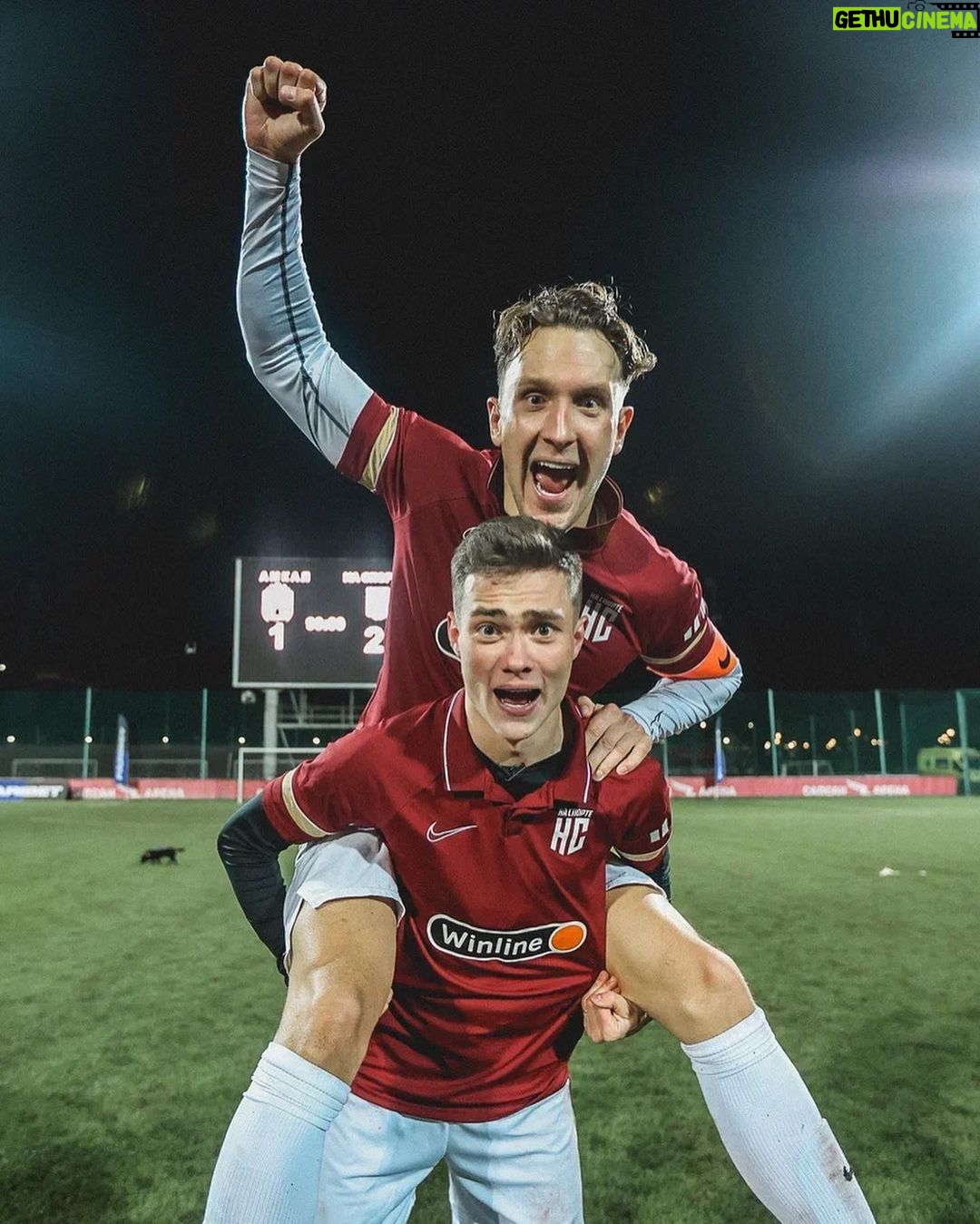 Aleksandr Tarasov Instagram - Вчера был отличный матч, важная победа для «На спорте» и не менее важная для всего медийно-футбольного комьюнити, потому что впереди МФЛ, возможность для новых команд показать себя, расширить тем самым медийный рынок! Чем больше команд, тем интереснее! А вот если бы мы проиграли, то Амкал задрали бы свои носы еще выше и ценности у Лиги не было бы такой, какая появилась сейчас! Сейчас есть «На спорте» и это самая сильная команда, с разноплановыми медийными личностями, бывшими профессиональными игроками, прекрасным тренерским штабом, команда без каких либо предубеждений по национальностям. Мы тренируемся 4 раза в неделю, нас уже не остановить! Всем кто в нас верит и поддерживает - ловите пятюню! А хейтеры пускай продолжают искать оправдания, люблю вас читать.) Отдельно хочу сказать спасибо Герману за игру, Амкал отличный соперник, эмоции которые я испытал вчера - великолепные. Трансляция топ, все на высоком уровне, так держать, жаль только что мы не скоро вновь встретимся.. А когда встретимся, надеюсь будет больше игры и меньше фолов с выяснениями отношений!