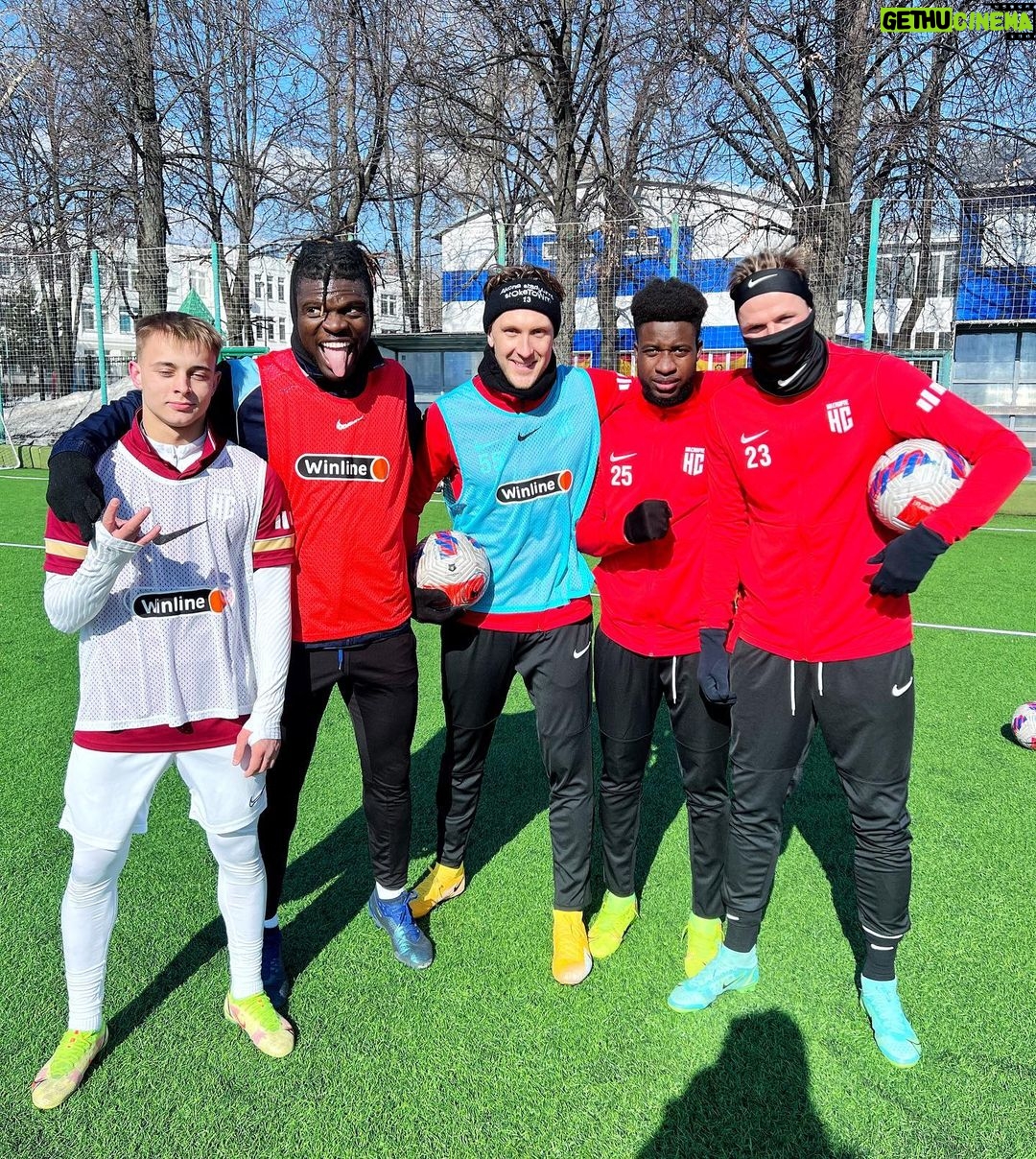 Aleksandr Tarasov Instagram - Единственные легионеры, которые не свалили!✊🏼 @fcnasporte