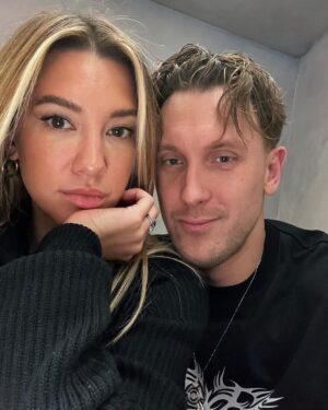 Aleksandr Tarasov Instagram - Пускай последней фоточкой в ленте перед блокировкой Инсты, будет фоточка с любимой конфеткой @mariakakdela 🤗