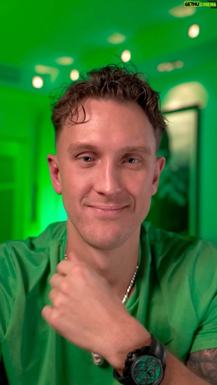 Aleksandr Tarasov Instagram - Тебе решать, чем ты хочешь заниматься! Присоединяйся к Green Baboon! Запиши с друзьями reels, видео-пост или stories с танцем в стиле Green Baboon, покажи как вы отрываетесь и получи ценный приз от бренда – брендированный лонгборд, виниловый проигрыватель или подарочный набор. Условия конкурса: Для участия необходимо подписаться на аккаунт @gingreenbaboon , записать видео контент с танцем и отметить аккаунт бренда. #greenbaboon #Moscow #newyear