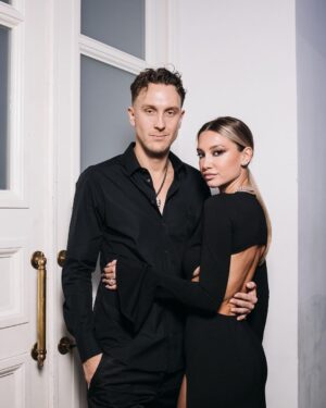Aleksandr Tarasov Instagram - Твое тело огонь🔥 разжигает любовь..🖤