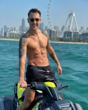 Aleksandr Tarasov Instagram - Ddddddddubai!☀️ Заряжаемся позитивной энергией, в отличной компании, скоро вернемся домой и ворвемся в дела и работу с правильными мыслями! 😉