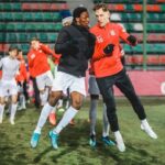 Aleksandr Tarasov Instagram - Вчера был отличный матч, важная победа для «На спорте» и не менее важная для всего медийно-футбольного комьюнити, потому что впереди МФЛ, возможность для новых команд показать себя, расширить тем самым медийный рынок! Чем больше команд, тем интереснее! А вот если бы мы проиграли, то Амкал задрали бы свои носы еще выше и ценности у Лиги не было бы такой, какая появилась сейчас! Сейчас есть «На спорте» и это самая сильная команда, с разноплановыми медийными личностями, бывшими профессиональными игроками, прекрасным тренерским штабом, команда без каких либо предубеждений по национальностям. Мы тренируемся 4 раза в неделю, нас уже не остановить! Всем кто в нас верит и поддерживает - ловите пятюню! А хейтеры пускай продолжают искать оправдания, люблю вас читать.) Отдельно хочу сказать спасибо Герману за игру, Амкал отличный соперник, эмоции которые я испытал вчера - великолепные. Трансляция топ, все на высоком уровне, так держать, жаль только что мы не скоро вновь встретимся.. А когда встретимся, надеюсь будет больше игры и меньше фолов с выяснениями отношений!