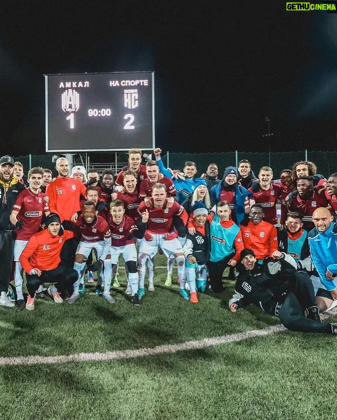 Aleksandr Tarasov Instagram - Вчера был отличный матч, важная победа для «На спорте» и не менее важная для всего медийно-футбольного комьюнити, потому что впереди МФЛ, возможность для новых команд показать себя, расширить тем самым медийный рынок! Чем больше команд, тем интереснее! А вот если бы мы проиграли, то Амкал задрали бы свои носы еще выше и ценности у Лиги не было бы такой, какая появилась сейчас! Сейчас есть «На спорте» и это самая сильная команда, с разноплановыми медийными личностями, бывшими профессиональными игроками, прекрасным тренерским штабом, команда без каких либо предубеждений по национальностям. Мы тренируемся 4 раза в неделю, нас уже не остановить! Всем кто в нас верит и поддерживает - ловите пятюню! А хейтеры пускай продолжают искать оправдания, люблю вас читать.) Отдельно хочу сказать спасибо Герману за игру, Амкал отличный соперник, эмоции которые я испытал вчера - великолепные. Трансляция топ, все на высоком уровне, так держать, жаль только что мы не скоро вновь встретимся.. А когда встретимся, надеюсь будет больше игры и меньше фолов с выяснениями отношений!