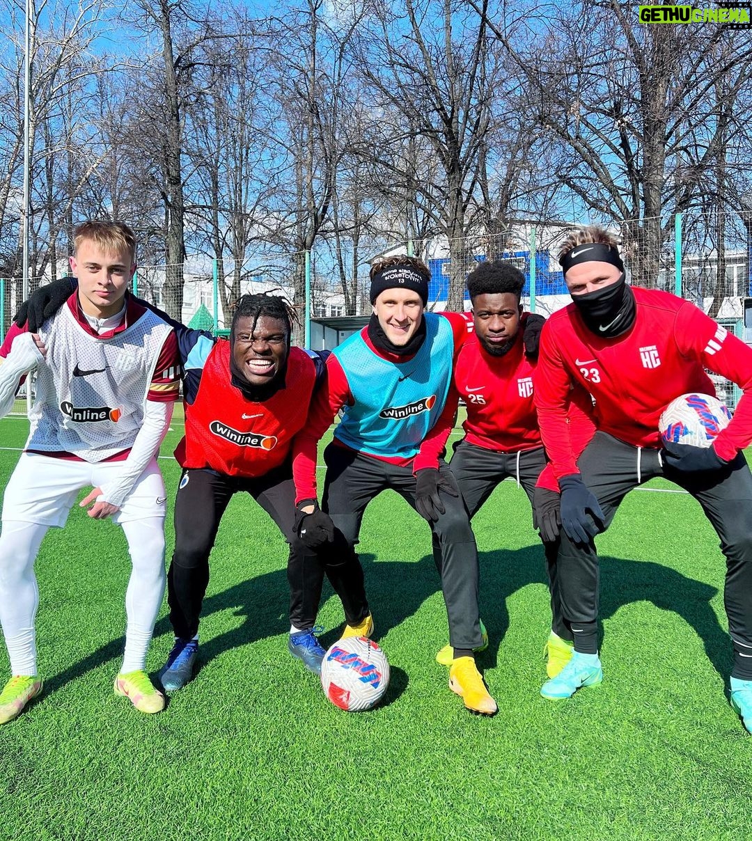 Aleksandr Tarasov Instagram - Единственные легионеры, которые не свалили!✊🏼 @fcnasporte