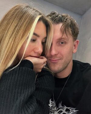 Aleksandr Tarasov Instagram - Пускай последней фоточкой в ленте перед блокировкой Инсты, будет фоточка с любимой конфеткой @mariakakdela 🤗