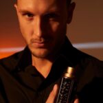 Aleksandr Tarasov Instagram - Ну и кто теперь тут настоящий босс? 😎 ⠀ Готовились к съемке для BOSS The Scent Le Parfum, оба поймали дерзкую волну 😋 ⠀ Пробовали парные ароматы, мужской и женский, которые мы в процессе смешали. И мне понравилось это сочетание: страстная @mariakakdela и The Scent 💭 Напомнило наши первые встречи, когда все ощущалось впервые, сильно и очень ярко 😏 @goldapple