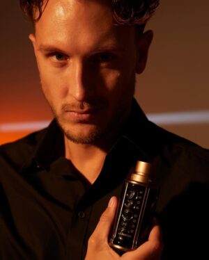Aleksandr Tarasov Instagram - Ну и кто теперь тут настоящий босс? 😎
⠀
Готовились к съемке для BOSS The Scent Le Parfum, оба поймали дерзкую волну 😋
⠀
Пробовали парные ароматы, мужской и женский, которые мы в процессе смешали. И мне понравилось это сочетание: страстная @mariakakdela и The Scent 💭 Напомнило наши первые встречи, когда все ощущалось впервые, сильно и очень ярко 😏 @goldapple