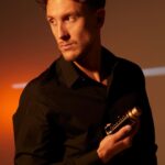 Aleksandr Tarasov Instagram - Ну и кто теперь тут настоящий босс? 😎 ⠀ Готовились к съемке для BOSS The Scent Le Parfum, оба поймали дерзкую волну 😋 ⠀ Пробовали парные ароматы, мужской и женский, которые мы в процессе смешали. И мне понравилось это сочетание: страстная @mariakakdela и The Scent 💭 Напомнило наши первые встречи, когда все ощущалось впервые, сильно и очень ярко 😏 @goldapple