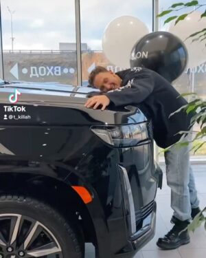 Aleksandr Tarasov Instagram - Знакомьтесь, в моем семействе пополнение! Это настоящий БУЙВОЛ 🦬
Мы подходим друг другу?😏

Спасибо @cadillac_avilon за то что так быстро доставили, самую взорванную на свете комплектацию!🔥💸