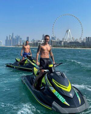 Aleksandr Tarasov Instagram - Ddddddddubai!☀️ Заряжаемся позитивной энергией, в отличной компании, скоро вернемся домой и ворвемся в дела и работу с правильными мыслями! 😉