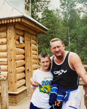 Aleksandr Tarasov Instagram - Сегодня моему папе исполнилось бы 75 лет! Вечная память и огромная любовь!❤️🙏🏻 
Зацените на второй фотке, у меня соска, а батя на новом стиле!🔥 Вот в кого я шарю за шмот!☺️