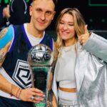 Aleksandr Tarasov Instagram - Это лучший день рождения! Спасибо команда - @rodina_media !!! Мы забрали этот кубок !!! На разогреве мой обожаемый артист Фара и потом мы в финале 2Drots, вернули должок!!! Папа - это для тебя!🙏🏻🏆