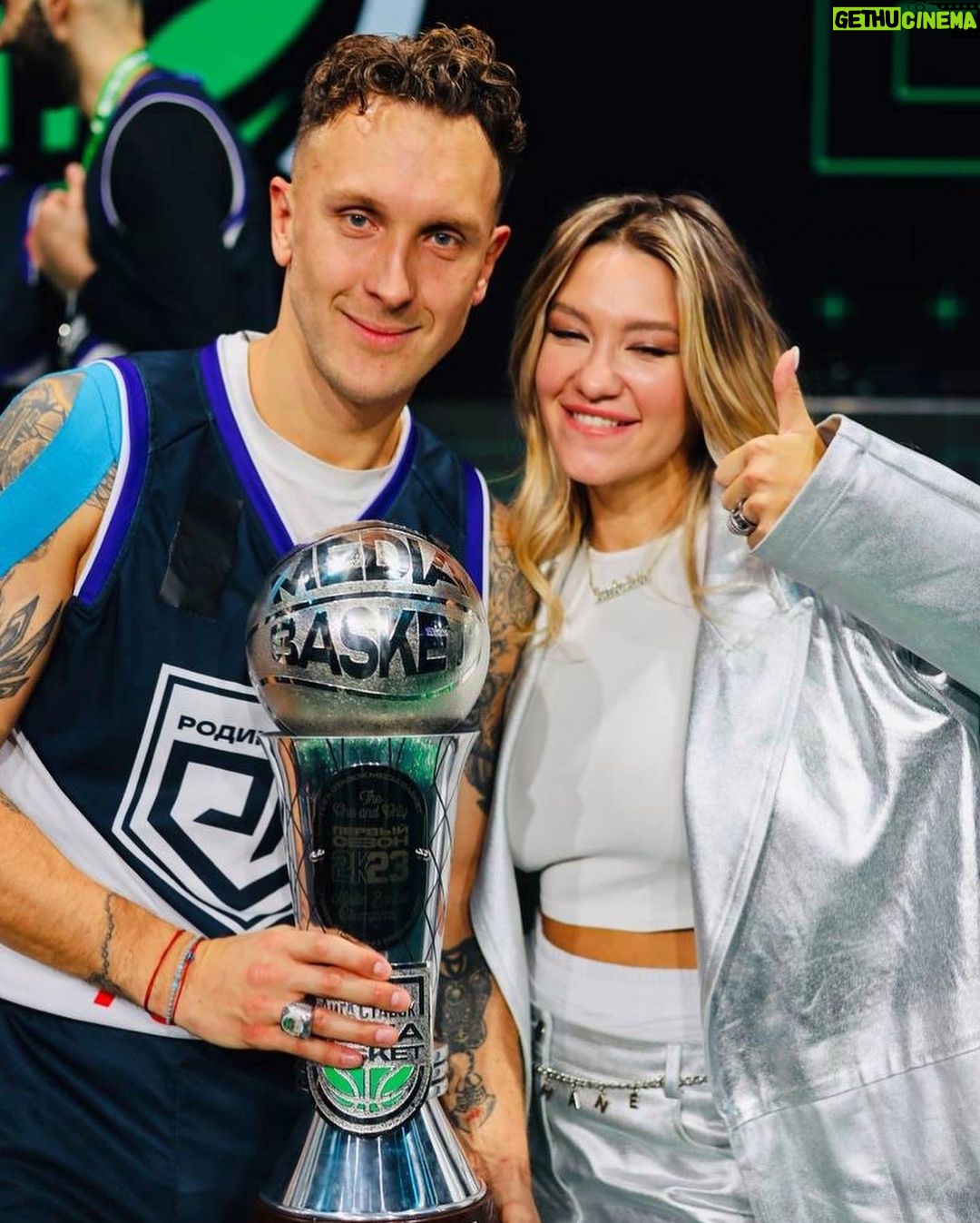 Aleksandr Tarasov Instagram - Это лучший день рождения! Спасибо команда - @rodina_media !!! Мы забрали этот кубок !!! На разогреве мой обожаемый артист Фара и потом мы в финале 2Drots, вернули должок!!! Папа - это для тебя!🙏🏻🏆