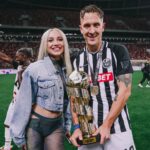 Aleksandr Tarasov Instagram - МЫ ЧЕМПИОНЫ!!!🏆 Финал на главном стадионе страны, в Лужниках при 20.000+ зрителях, при 200.000+ зрителях в прямой трансляции! Это невероятно, нашей команде @rodina_media меньше года, а мы уже ЧЕМПИОНЫ и направляемся на Кубок РОССИИ!!! Спасибо всем, кто переживает за нас и поддерживает!✊🏼❤️🏆