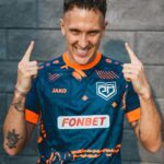 Aleksandr Tarasov Instagram - Третий сезон MFL стартует уже завтра! Презентуем вам нашу новую игровую форму! Дерзкий неон и синее море! Как вам стилек? 🦁🌊 @rodina_media