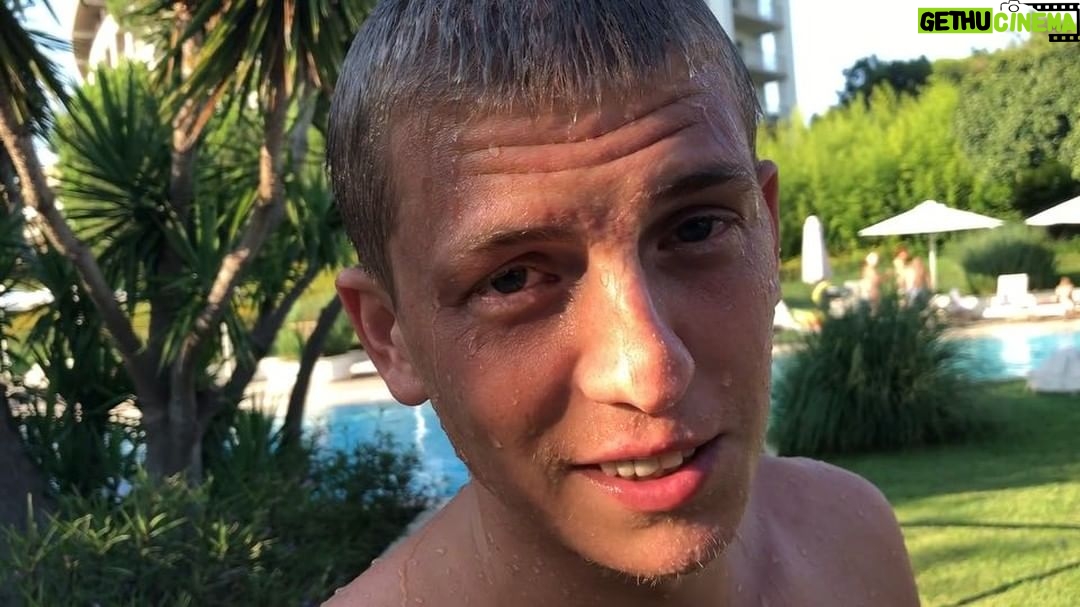 Aleksey Shcherbakov Instagram - Нептун Дельфинариевич Вода - урок выхода из воды, для простаков! #нептундельфинариевичвода