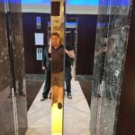 Aleksey Shcherbakov Instagram - Хотел сделать с женой фотку в зеркальных дверях лифта, но он неожиданно открылся.