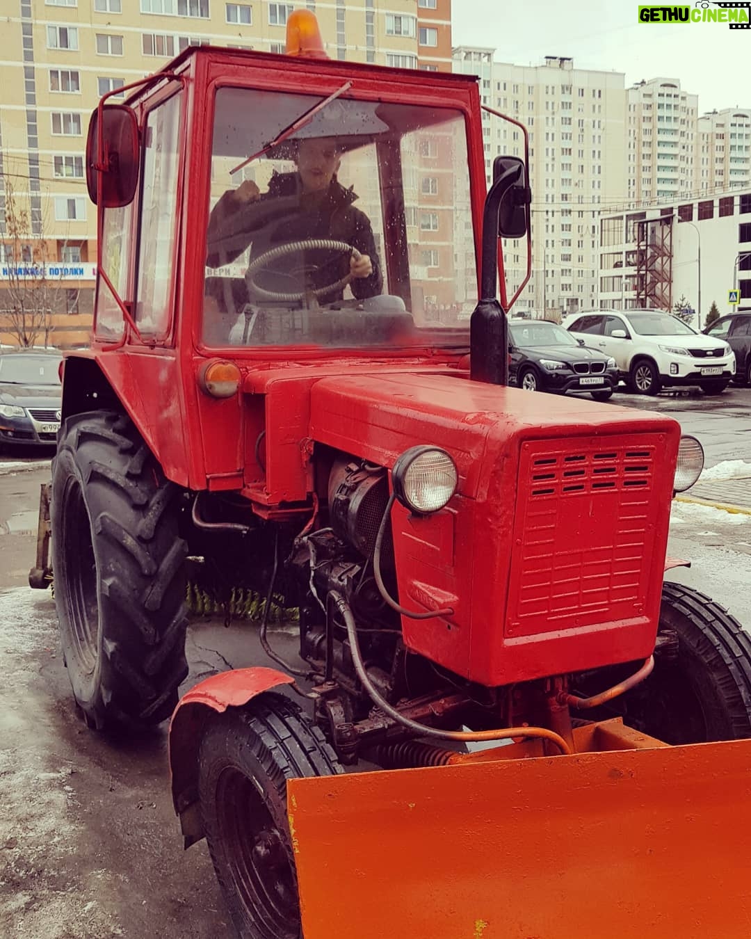 Aleksey Shcherbakov Instagram - Это я в тракторе был, щас я дома уже. А где были вы, дорогие фоловеры, пишите в комментариях!