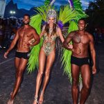 Alessandra Ambrosio Instagram - Qual seu mood preferido pra curtir o #carnaval do Brasil: 1. Muito brilho na fantasia 2. Curtindo o bloco de rua 3. Pronta pra entrar na avenida