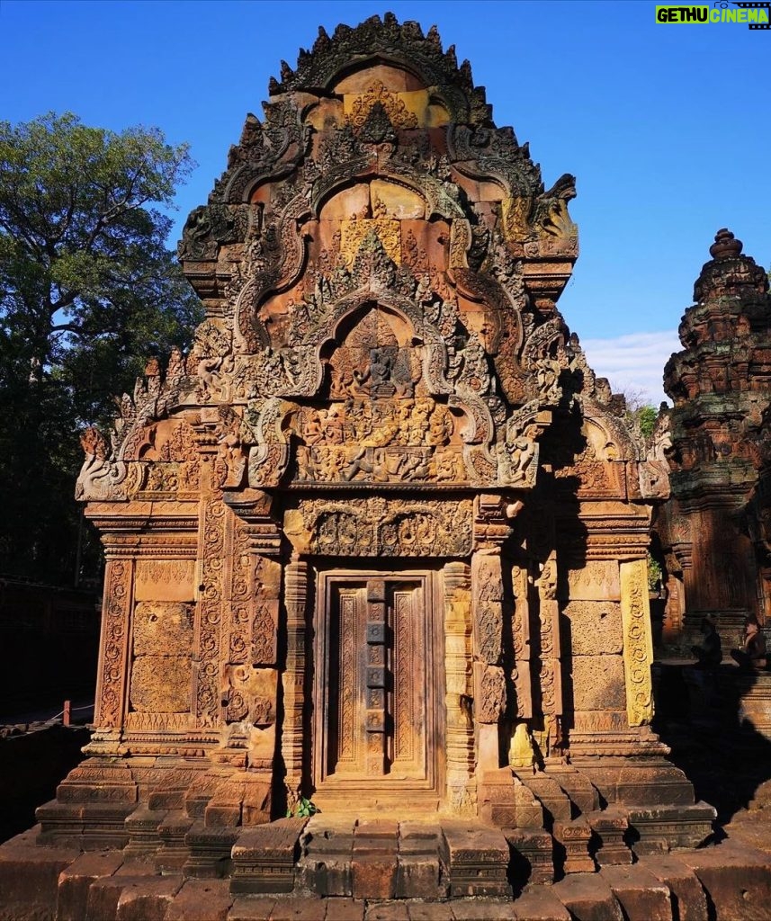 Alessandra Ambrosio Instagram - Banteay Srei temple… the “lady temple” 🪷✨💗 Banteay Srei ប្រាសាទបន្ទាយស