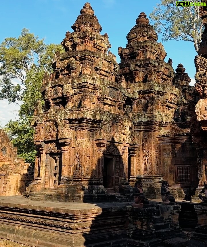 Alessandra Ambrosio Instagram - Banteay Srei temple… the “lady temple” 🪷✨💗 Banteay Srei ប្រាសាទបន្ទាយស